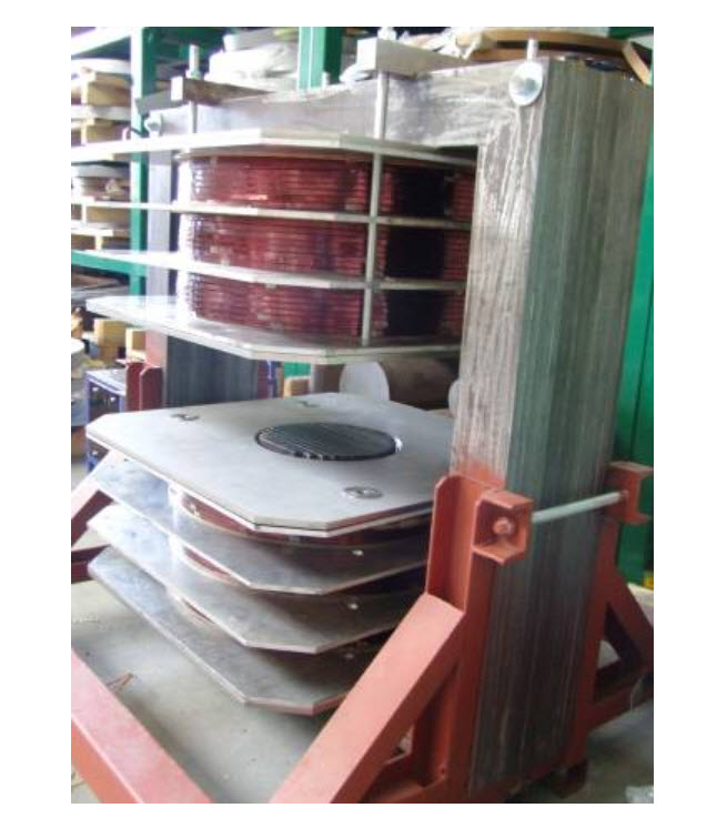 Large semi-industrial DC electromagnet, made by Magneto (and co-designed by Stan Zurek). The air gap allows exposing objects 20 x 20 x 20 cm to flux density 0.4 T and higher. 