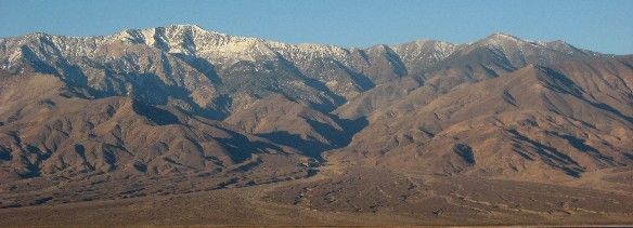 The desert was quiet and peaceful. The temperature was most hot, with comfortable temperatures in the winter. The mountains of Ridgecrest, California.