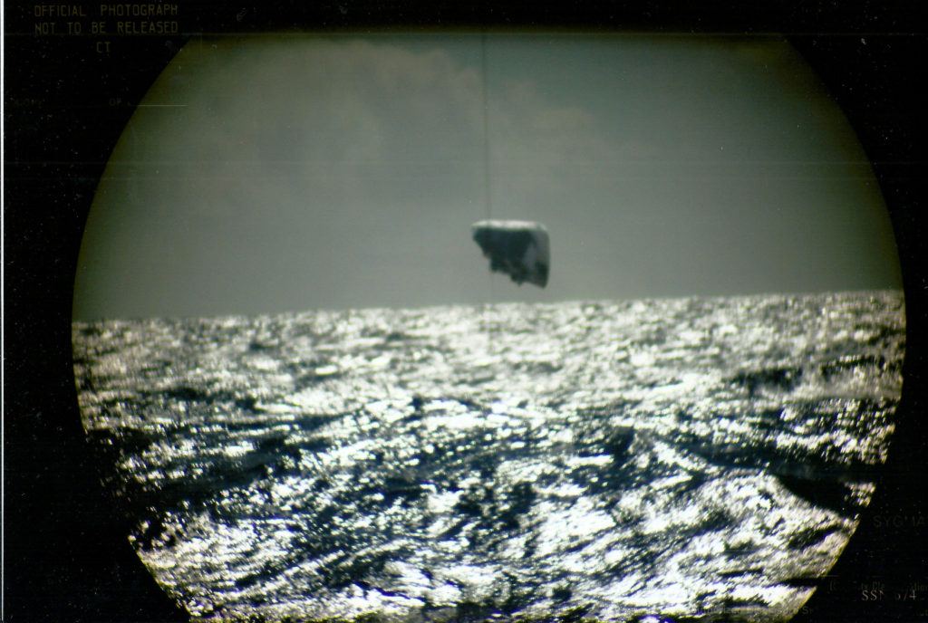 On this photo, we identify without a doubt a triangular-shaped UFO. It seems to be in trouble.
